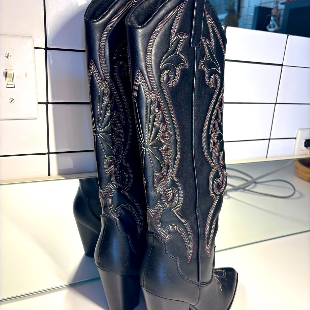 Elegant Black Embroidered Women's Western cowboy Boots